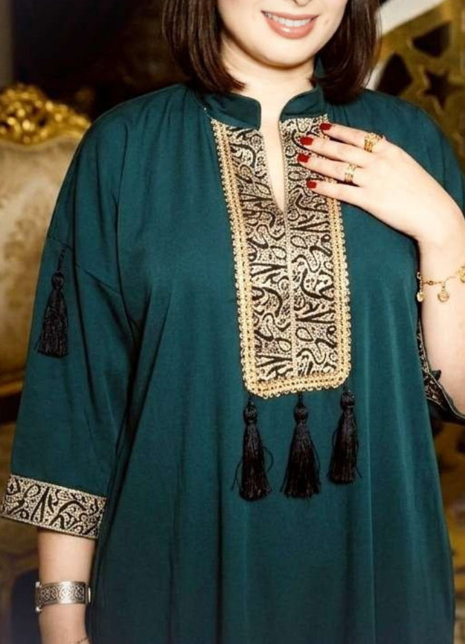 Robe à galon en écriture arabe – Élégance chic et contemporaine