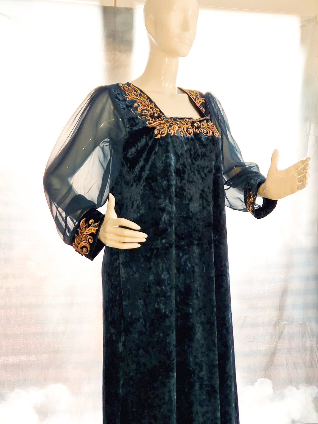 Robe orientale en velours brodé – Élégance intemporelle