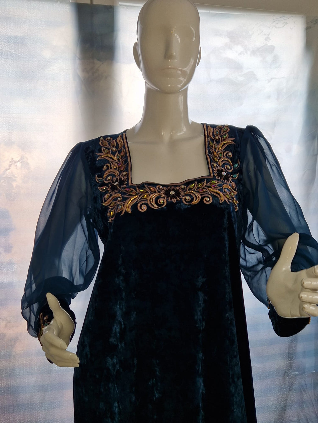 Robe orientale en velours brodé – Élégance intemporelle