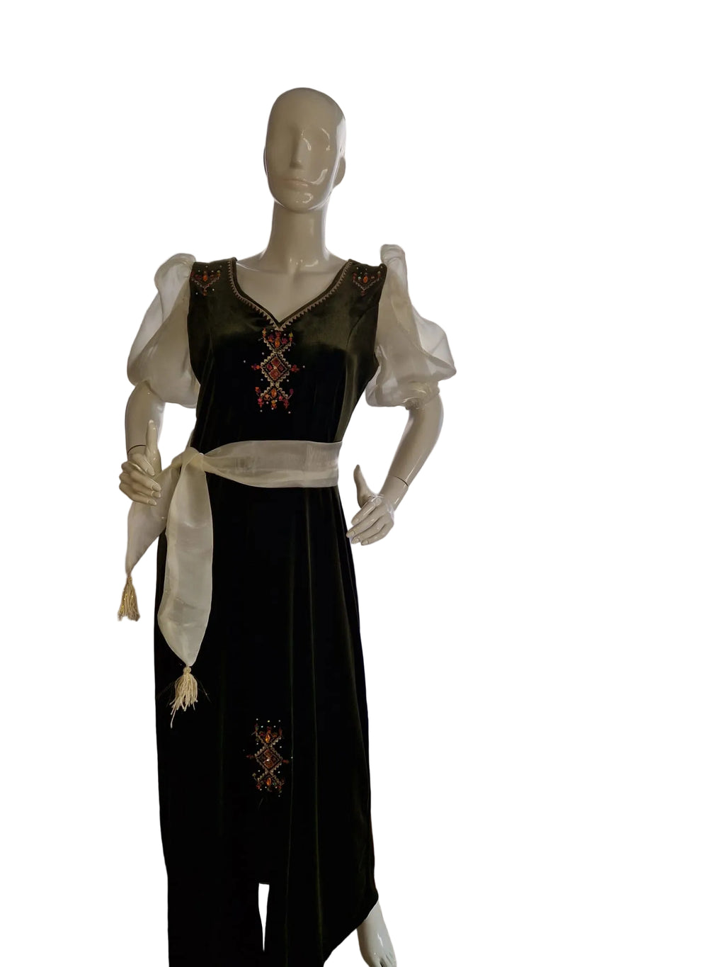 Robe amazigh en velours perlée – Élégance authentique et raffinée
