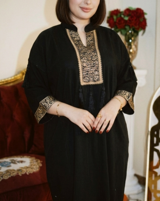Robe à galon en écriture arabe – Élégance chic et contemporaine