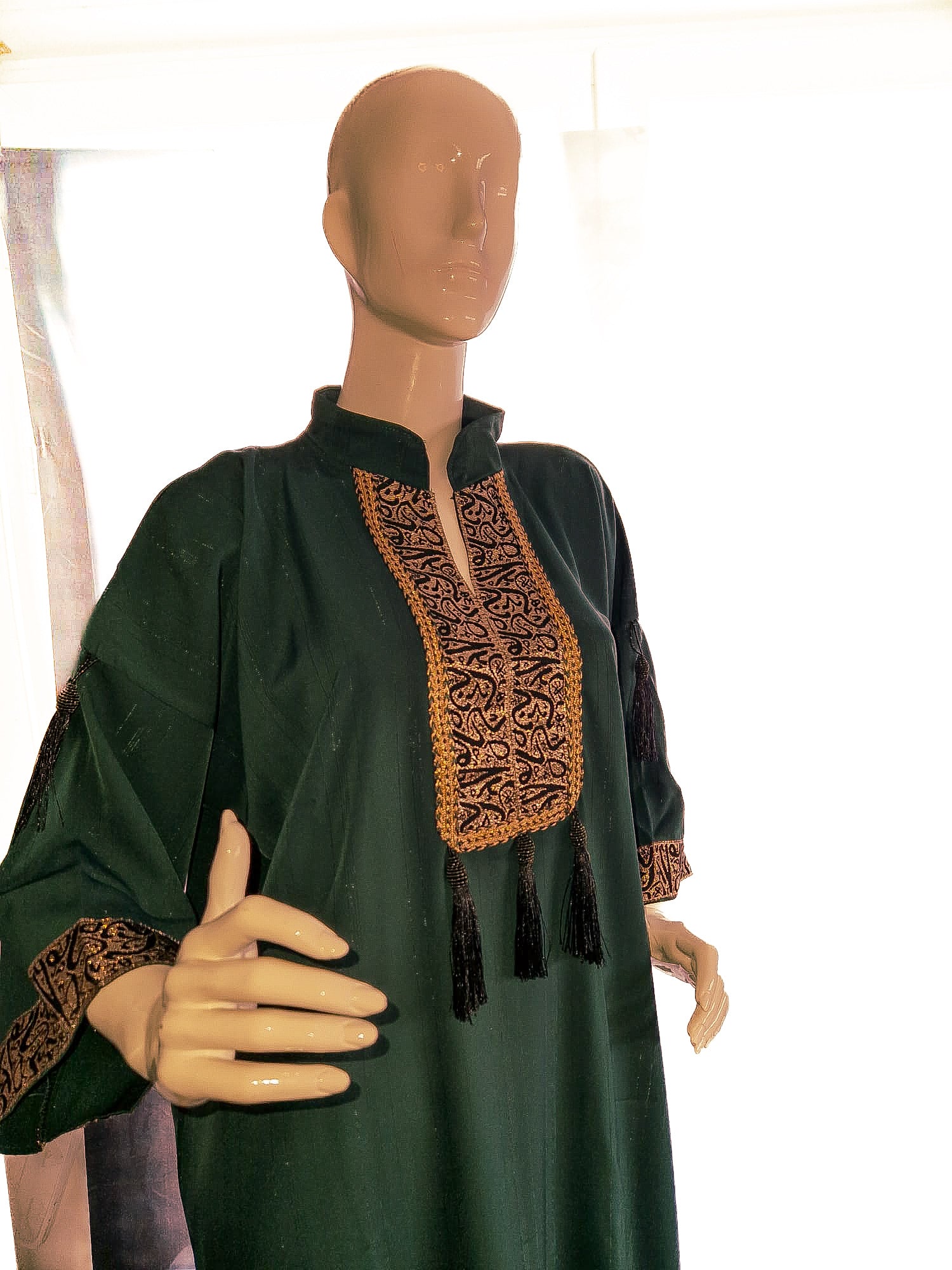 Robe à galon en écriture arabe – Élégance chic et contemporaine