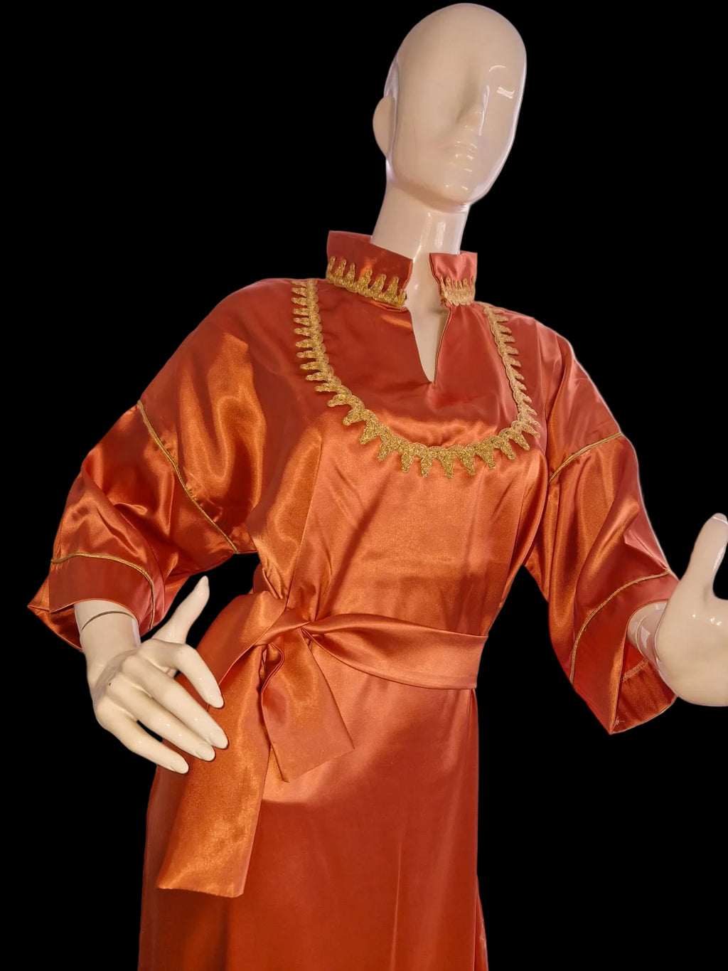 Robe Orientale Satinée – Col Princesse